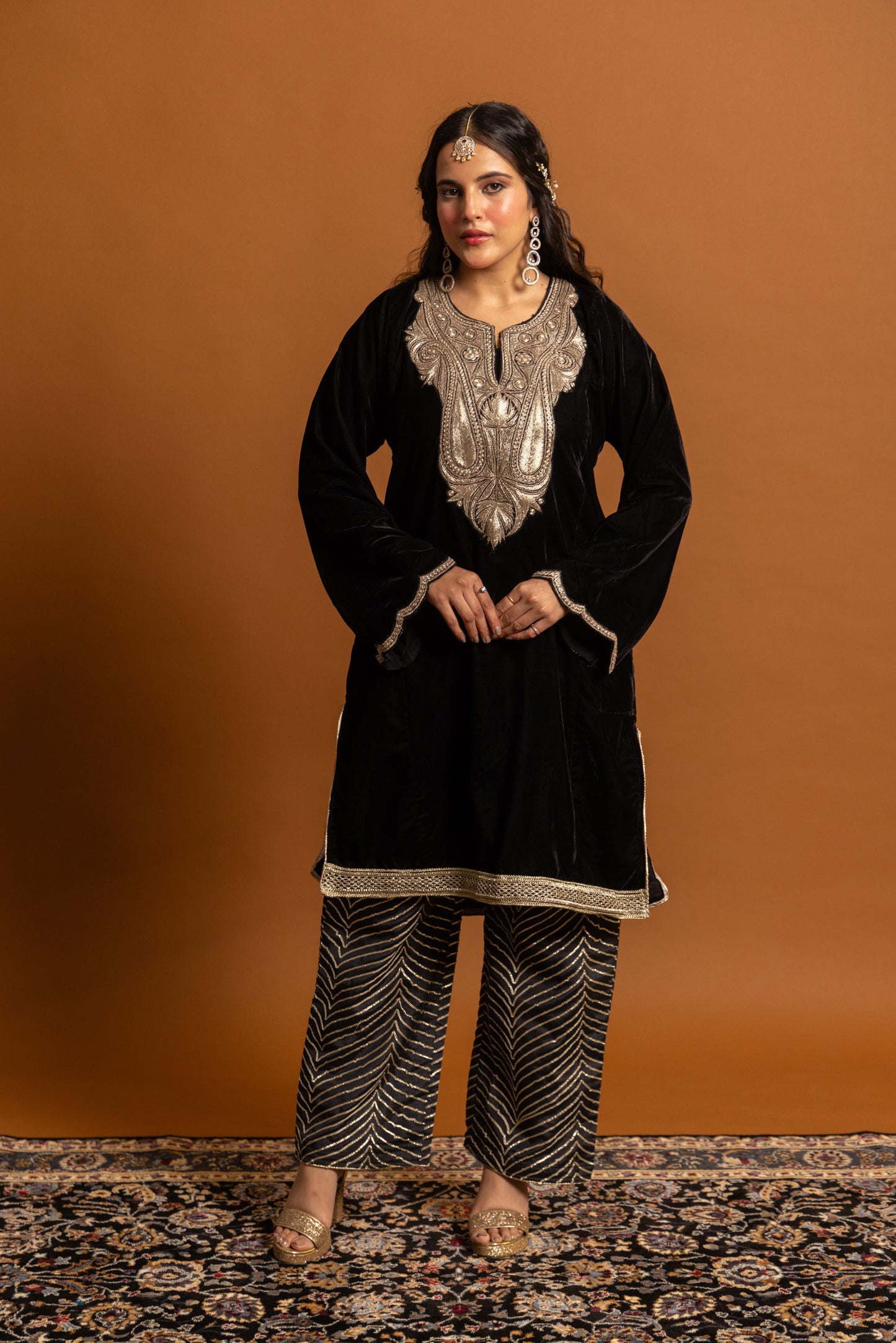 Gul Sharjeena Makhmal Tilla Pheran Set