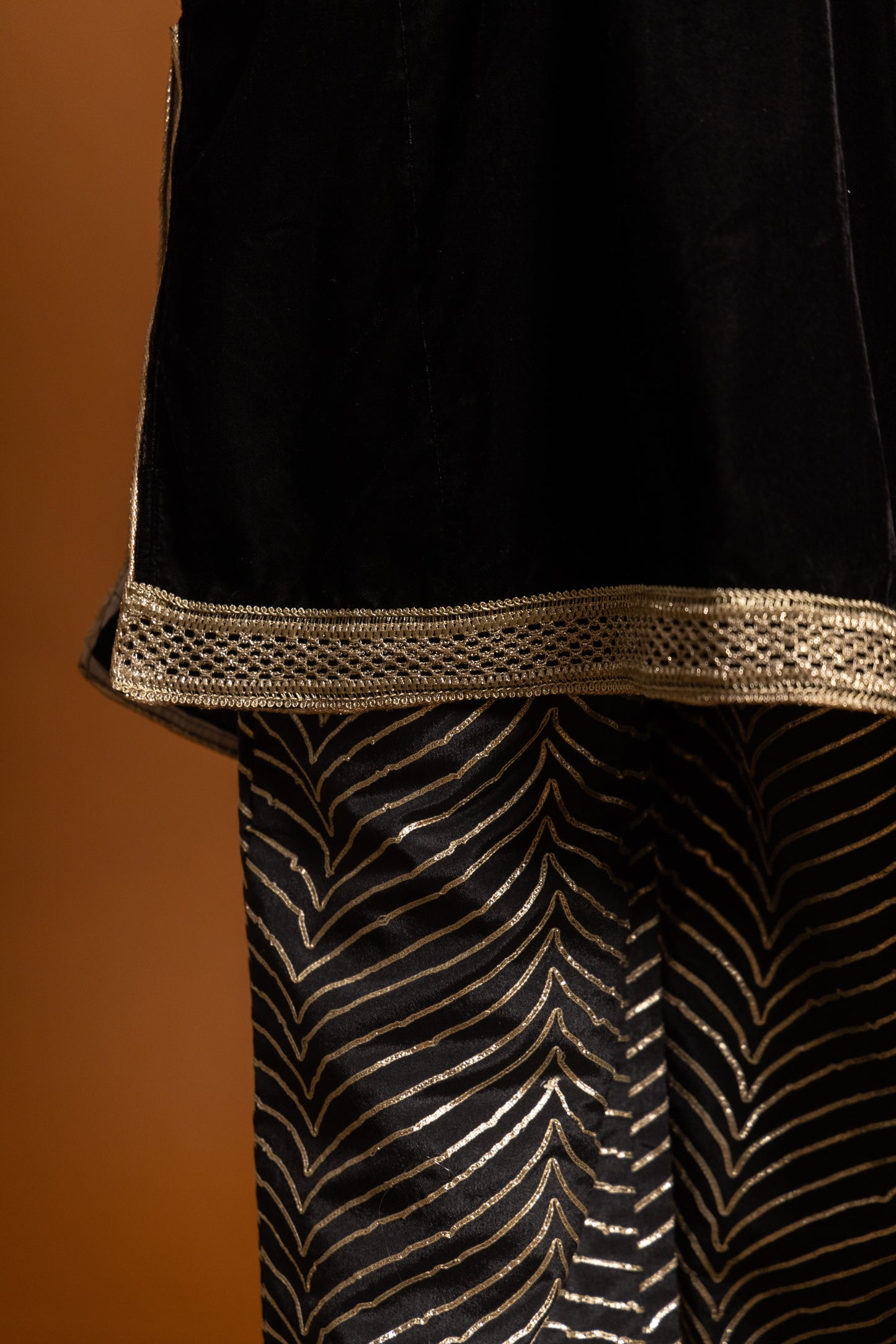 Gul Sharjeena Makhmal Tilla Pheran Set