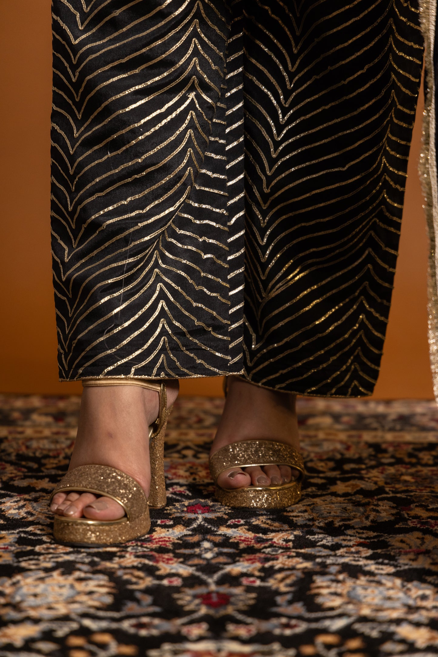 Gul Sharjeena Makhmal Tilla Pheran Set