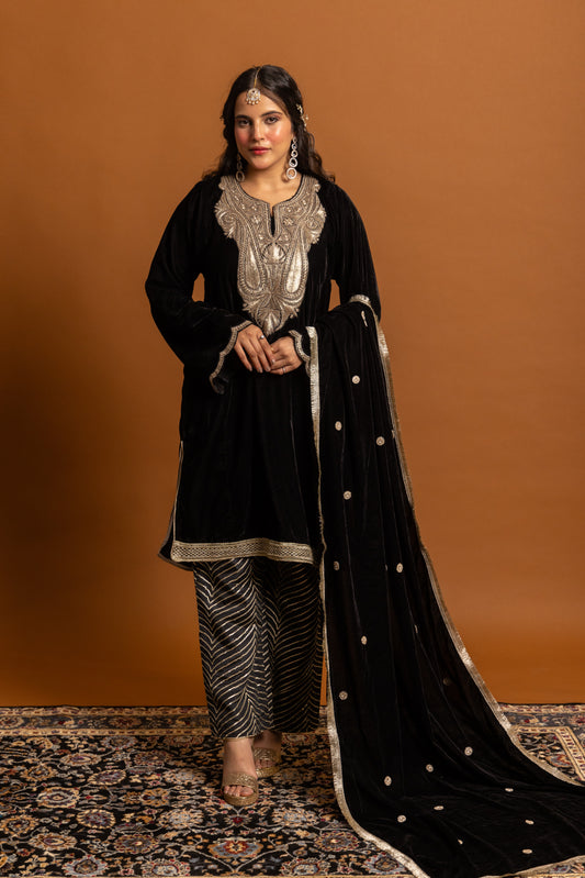 Gul Sharjeena Makhmal Tilla Pheran Set